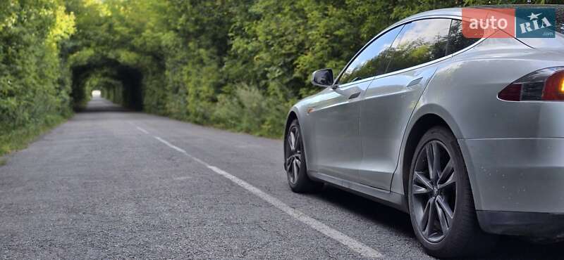 Ліфтбек Tesla Model S 2015 в Рівному