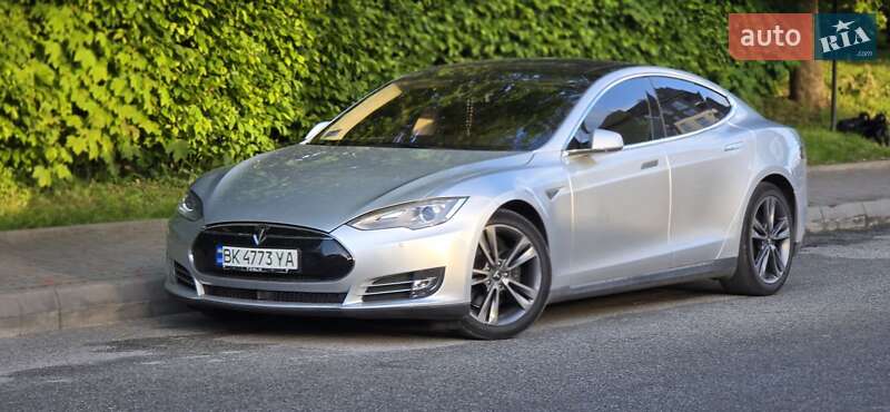 Ліфтбек Tesla Model S 2015 в Рівному