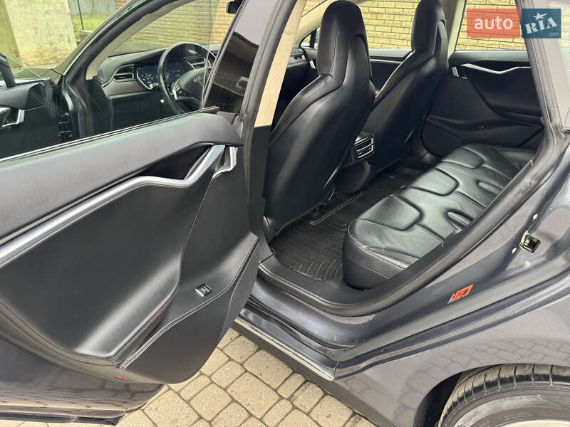 Ліфтбек Tesla Model S 2015 в Чернівцях