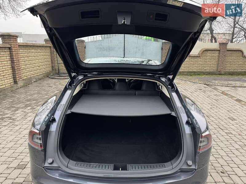 Ліфтбек Tesla Model S 2015 в Чернівцях