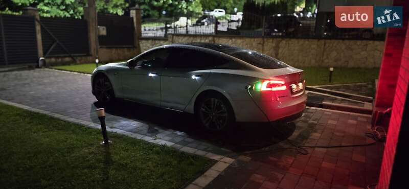 Ліфтбек Tesla Model S 2015 в Рівному