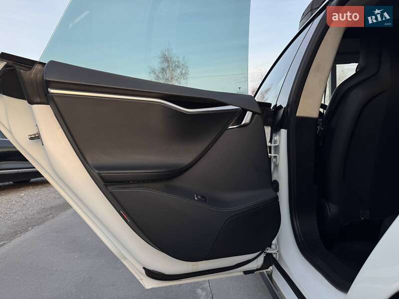 Ліфтбек Tesla Model S 2015 в Рівному фото 43 Ліфтбек Tesla Model S 2015 в Рівному