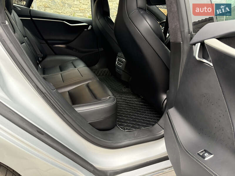 Лифтбек Tesla Model S 2017 в Виннице