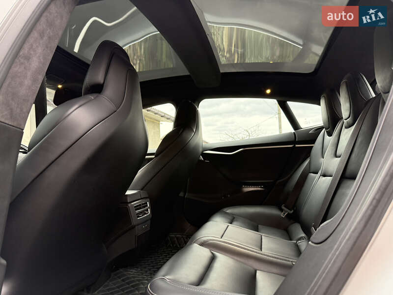 Лифтбек Tesla Model S 2017 в Виннице