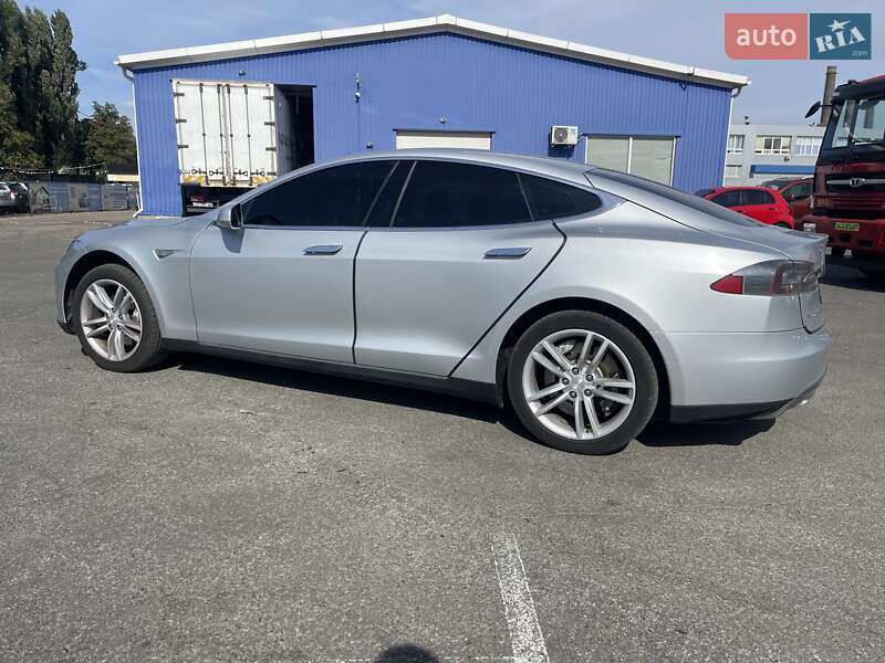 Ліфтбек Tesla Model S 2013 в Києві