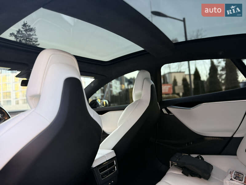 Ліфтбек Tesla Model S 2017 в Львові