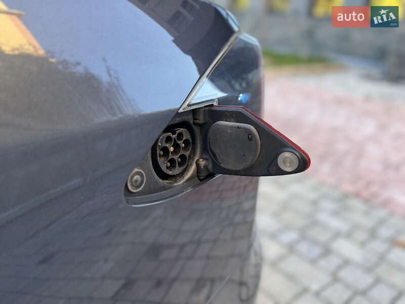 Ліфтбек Tesla Model S 2015 в Рівному