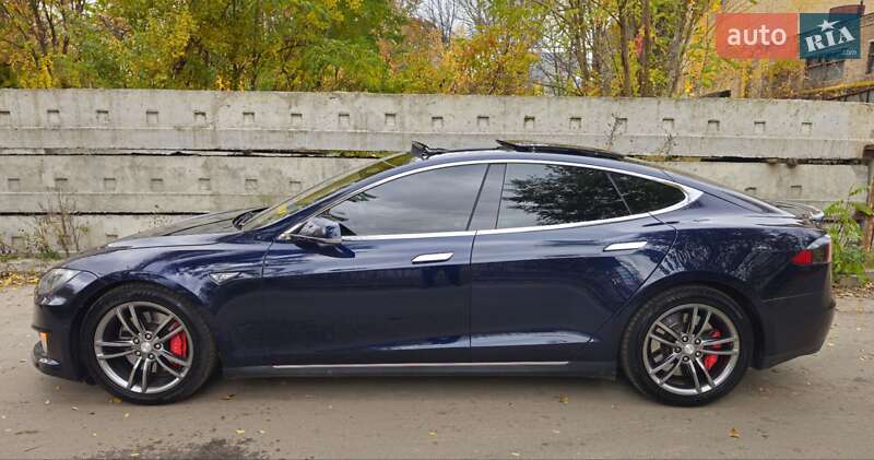Лифтбек Tesla Model S 2015 в Киеве