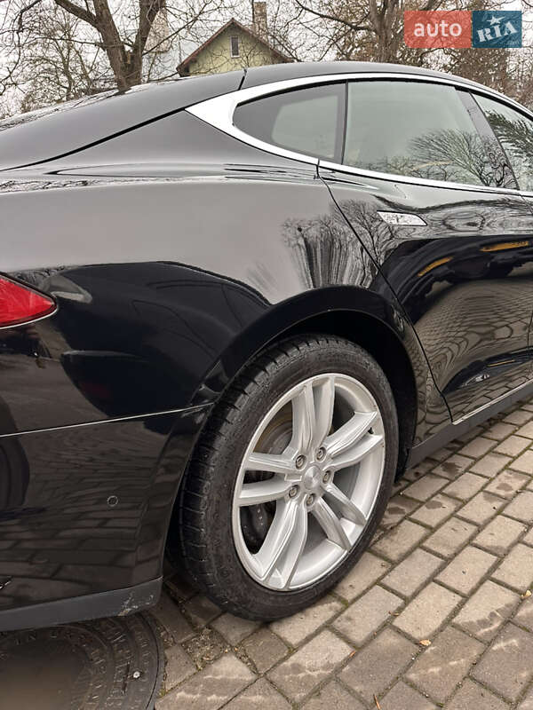 Лифтбек Tesla Model S 2015 в Черновцах