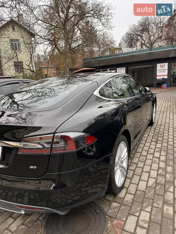 Лифтбек Tesla Model S 2015 в Черновцах