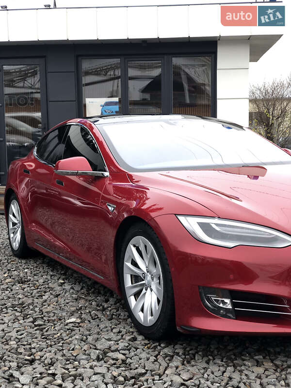Ліфтбек Tesla Model S 2016 в Чернівцях
