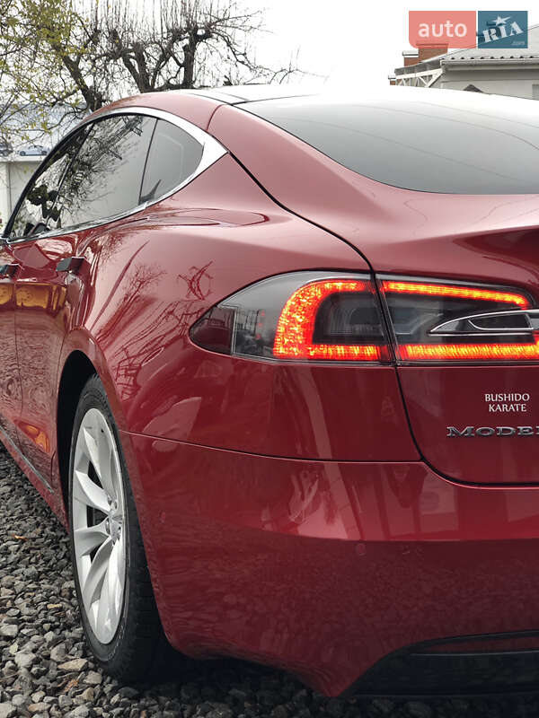 Ліфтбек Tesla Model S 2016 в Чернівцях