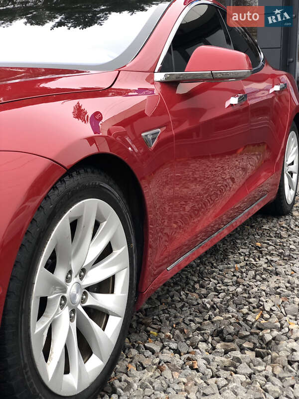 Ліфтбек Tesla Model S 2016 в Чернівцях