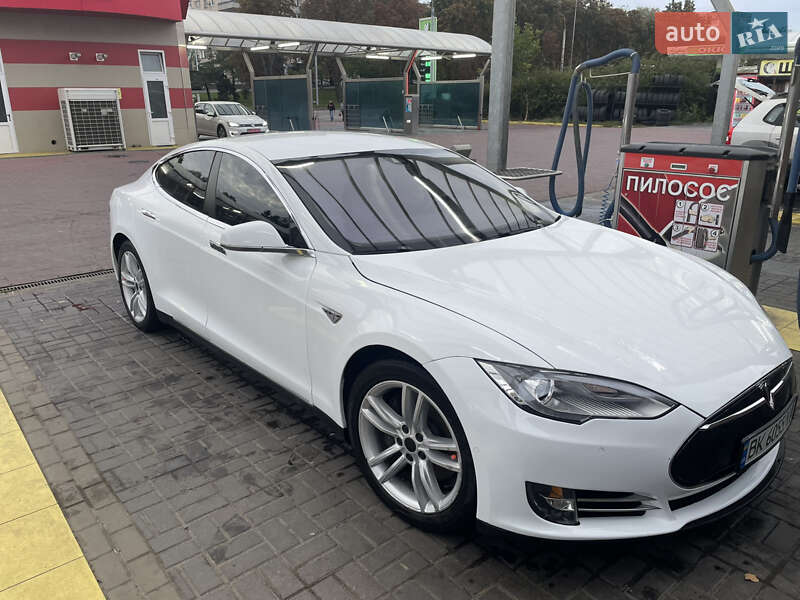 Tesla Model S 2015