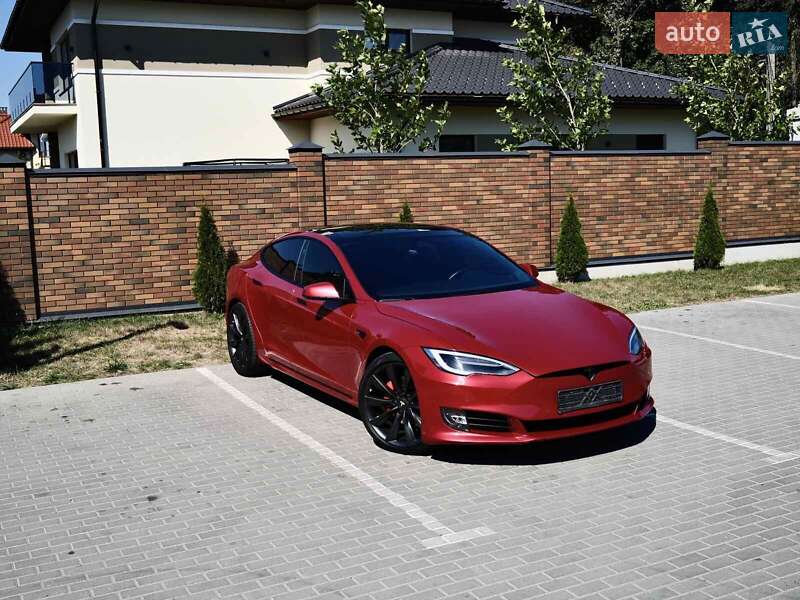 Лифтбек Tesla Model S 2017 в Сходнице