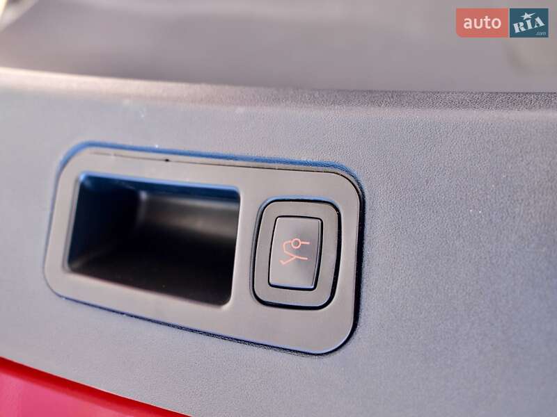 Лифтбек Tesla Model S 2017 в Сходнице