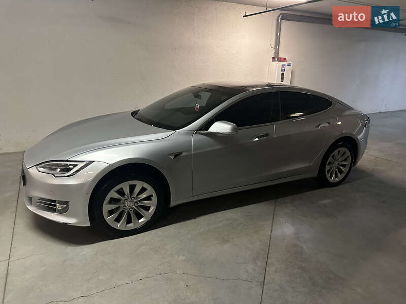 Лифтбек Tesla Model S 2018 в Киеве