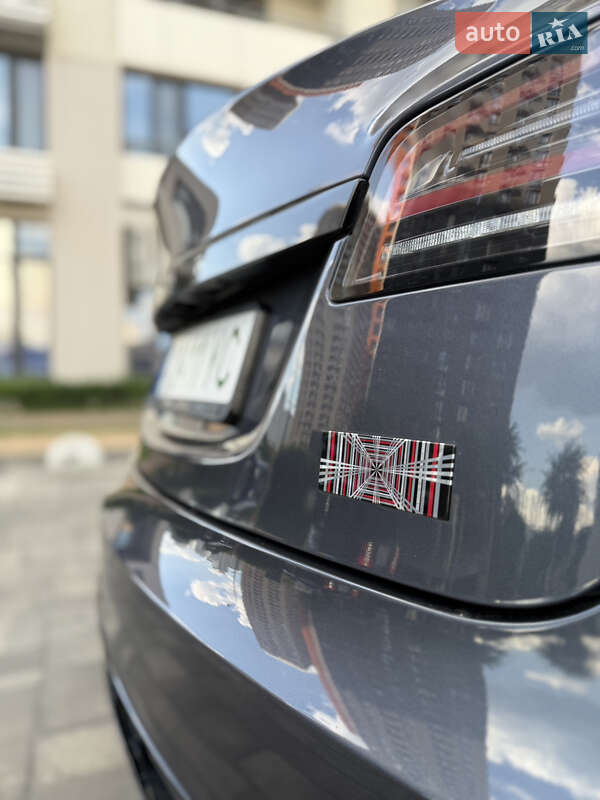 Лифтбек Tesla Model S 2023 в Киеве