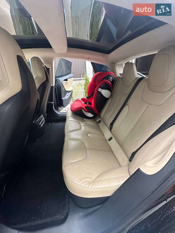 Лифтбек Tesla Model S 2016 в Львове