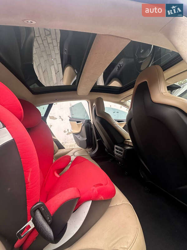 Лифтбек Tesla Model S 2016 в Львове