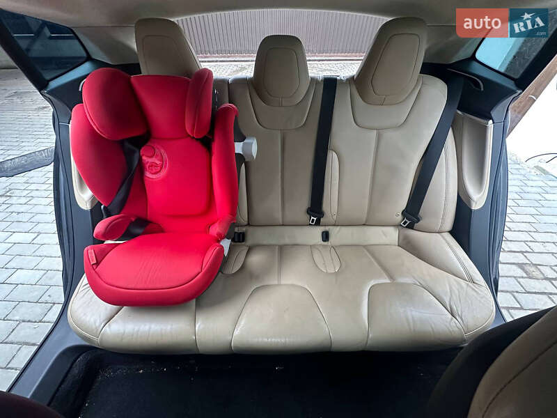 Лифтбек Tesla Model S 2016 в Львове
