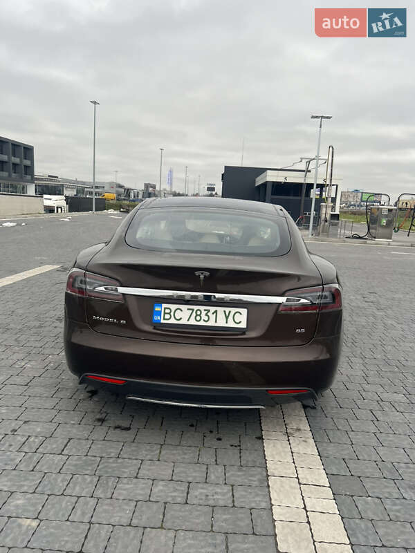 Лифтбек Tesla Model S 2014 в Львове