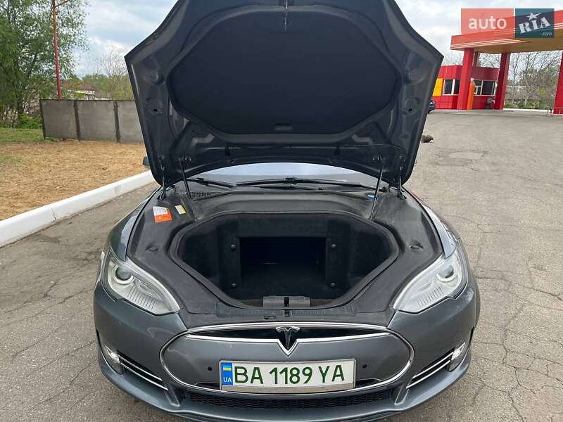 Лифтбек Tesla Model S 2013 в Саврани