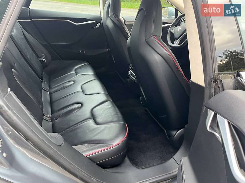 Лифтбек Tesla Model S 2013 в Саврани