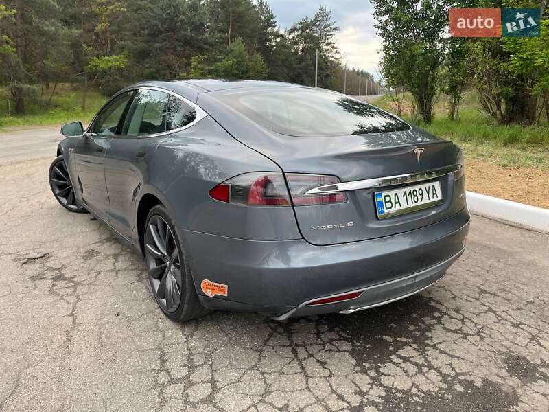 Лифтбек Tesla Model S 2013 в Саврани