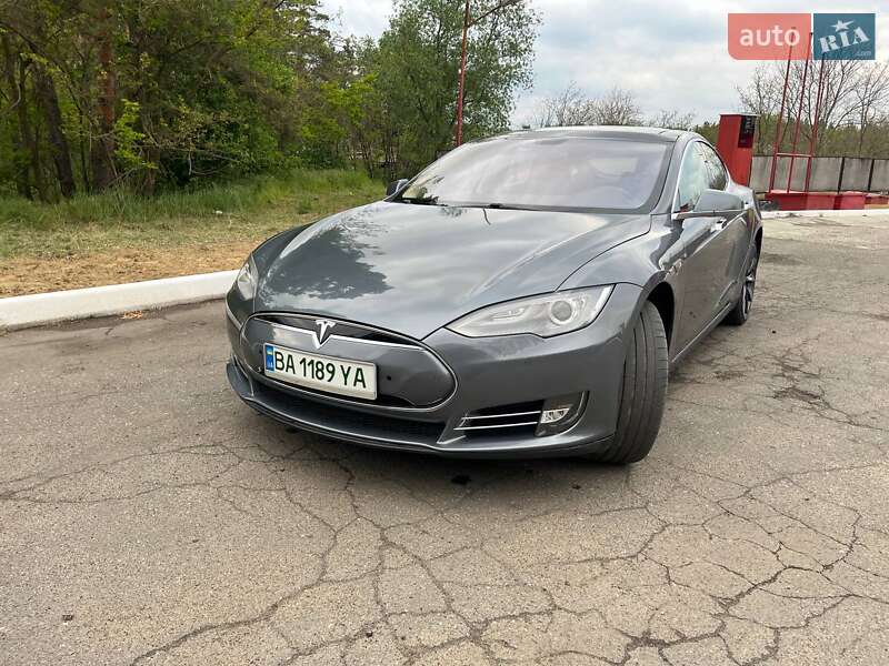 Лифтбек Tesla Model S 2013 в Саврани
