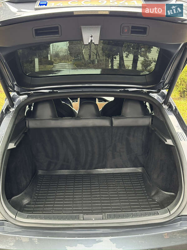 Лифтбек Tesla Model S 2019 в Ровно