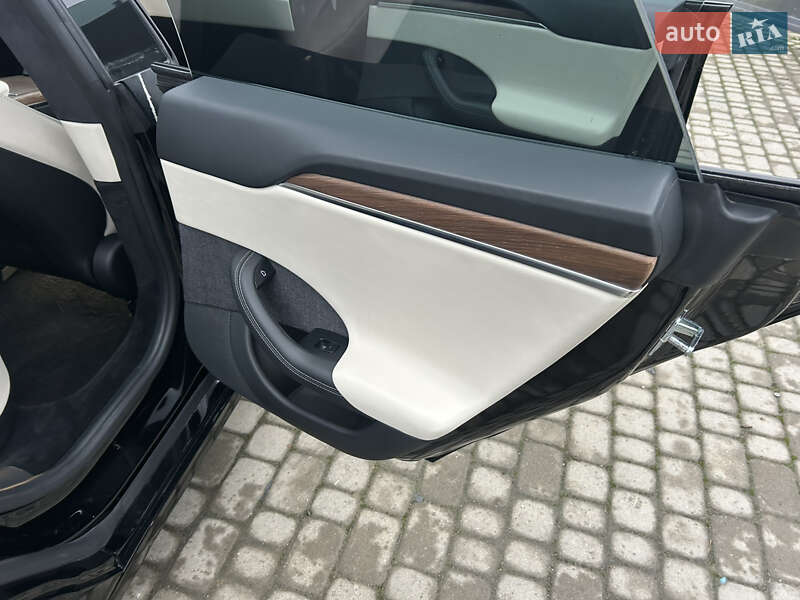 Лифтбек Tesla Model S 2021 в Львове