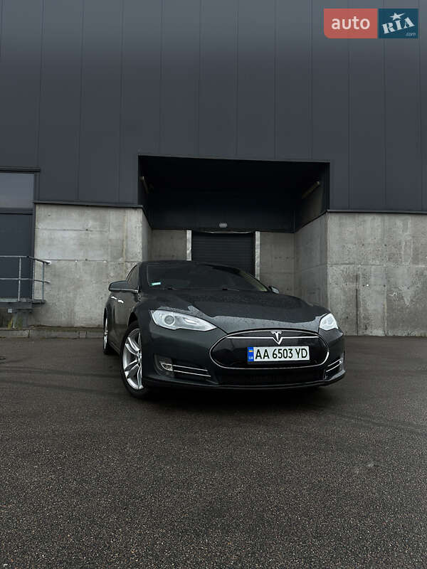 Лифтбек Tesla Model S 2014 в Киеве