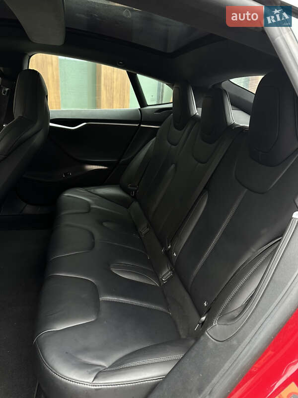 Лифтбек Tesla Model S 2016 в Луцке