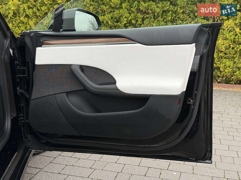 Ліфтбек Tesla Model S 2023 в Стрию