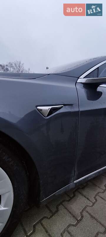 Лифтбек Tesla Model S 2016 в Сарнах