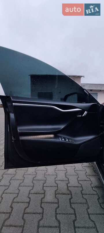 Лифтбек Tesla Model S 2016 в Сарнах