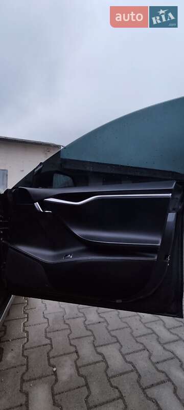 Лифтбек Tesla Model S 2016 в Сарнах