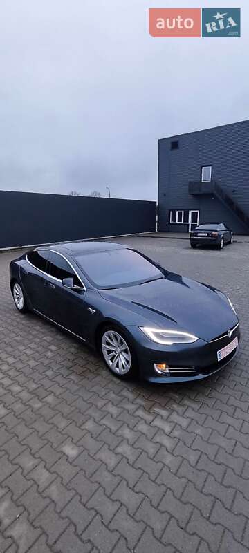 Лифтбек Tesla Model S 2016 в Сарнах