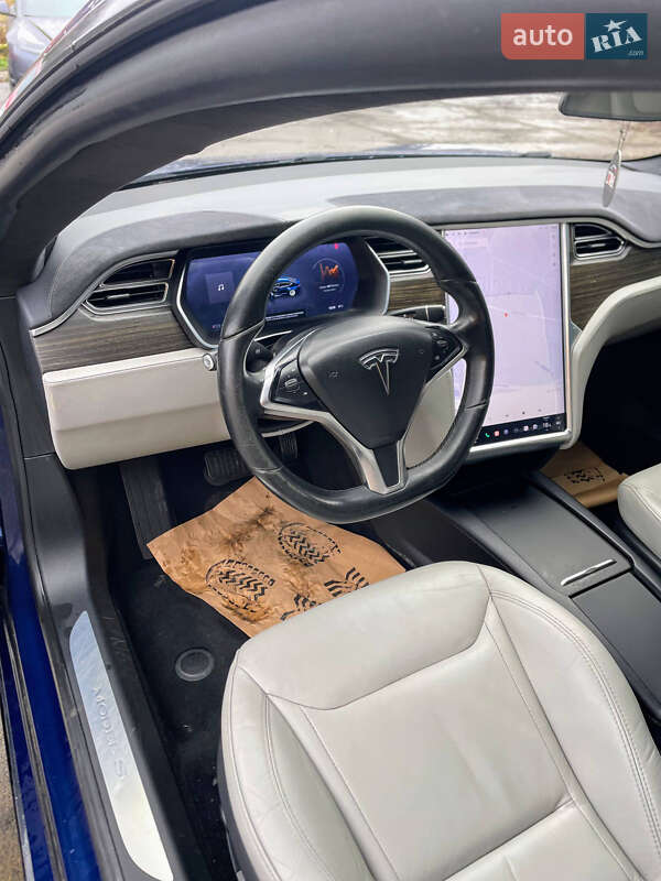 Лифтбек Tesla Model S 2016 в Львове