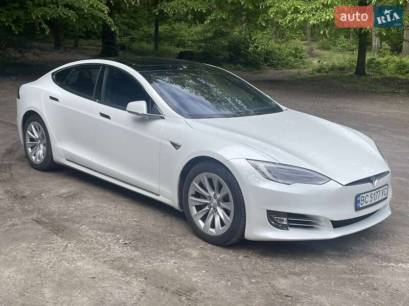 Лифтбек Tesla Model S 2017 в Львове