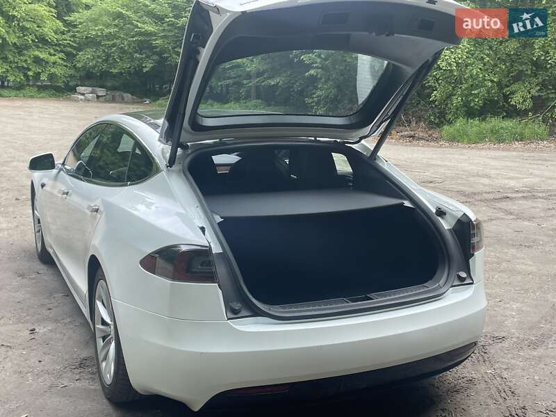 Лифтбек Tesla Model S 2017 в Львове