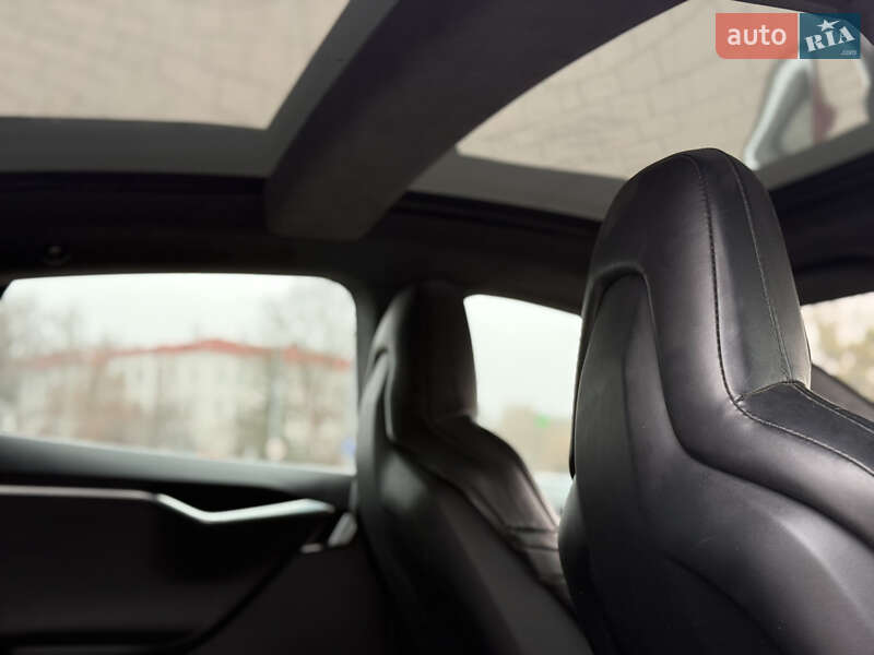 Лифтбек Tesla Model S 2015 в Луцке