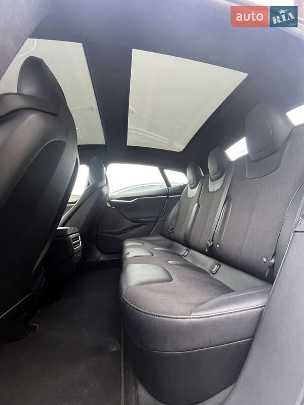 Лифтбек Tesla Model S 2016 в Львове