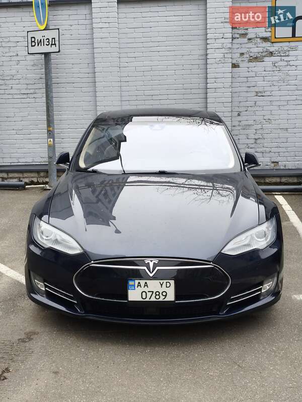 Лифтбек Tesla Model S 2014 в Ирпене