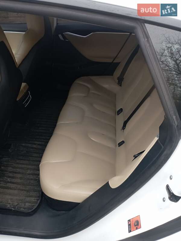 Лифтбек Tesla Model S 2016 в Тлумаче