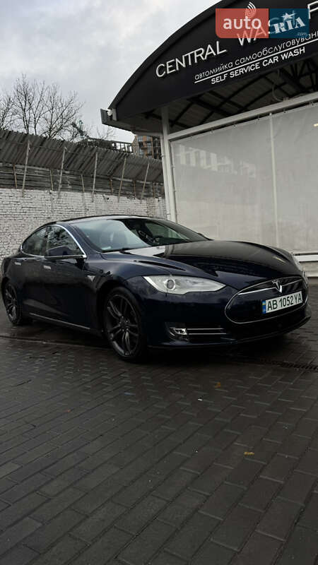 Лифтбек Tesla Model S 2015 в Виннице