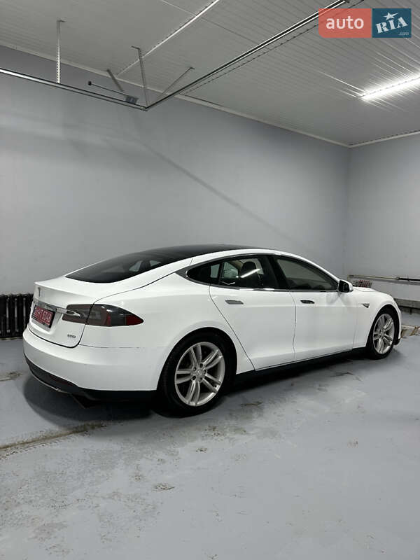 Лифтбек Tesla Model S 2015 в Миргороде