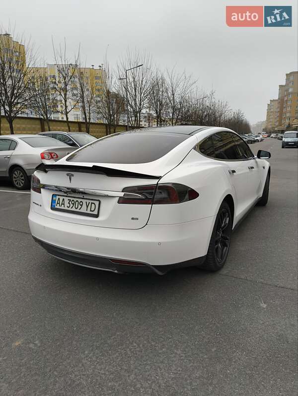Лифтбек Tesla Model S 2014 в Киеве