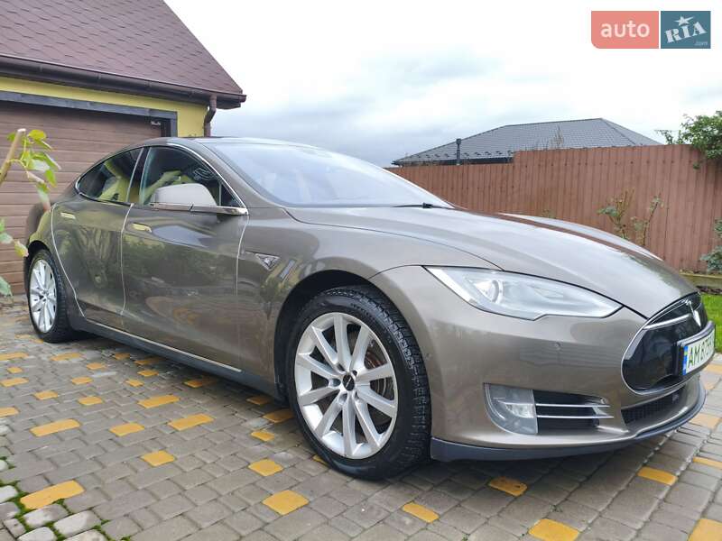 Лифтбек Tesla Model S 2015 в Житомире